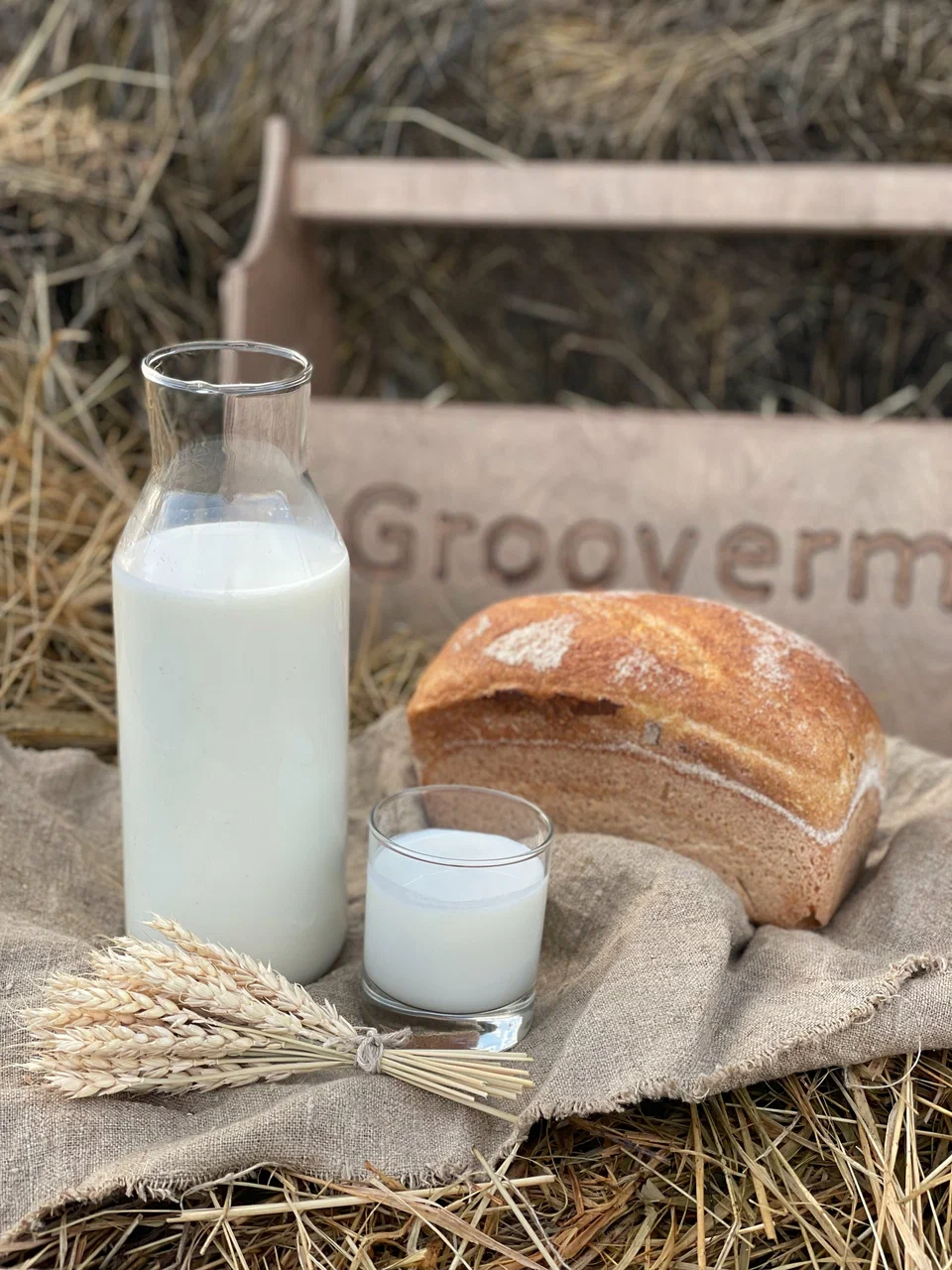 Дом у воды вечером